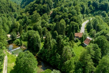 Hrvaška – Hiša, gospodarsko poslopje in 5.264 m² stavbnega zemljišča ob reki