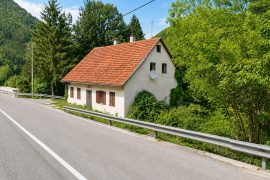 Hrvaška – Hiša, gospodarsko poslopje in 5.264 m² stavbnega zemljišča ob reki