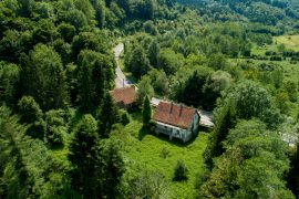 Hrvaška – Hiša, gospodarsko poslopje in 5.264 m² stavbnega zemljišča ob reki