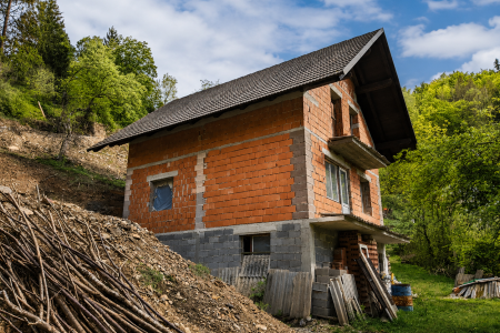 Cerkno okolica – Hiša v gozdu z razgledom na okoliške hribe
