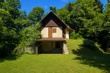 Cerkno, Železniki okolica – Hiša v gozdu z razgledom na okoliške hribe