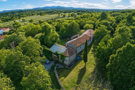 Kras – Izjemno kamnito posestvo s tradicionalnim kraškim dvoriščem, obdano z naravo