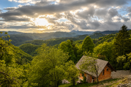 Cerkno okolica – Hiša v gozdu z razgledom na okoliške hribe