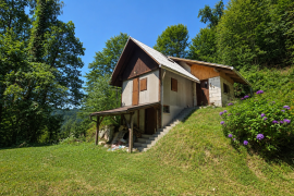 Cerkno, Železniki okolica – Hiša v gozdu z razgledom na okoliške hribe