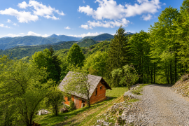 Cerkno okolica – Hiša v gozdu z razgledom na okoliške hribe