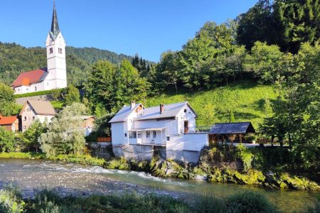 Idrija okolica –  Hiša ob reki